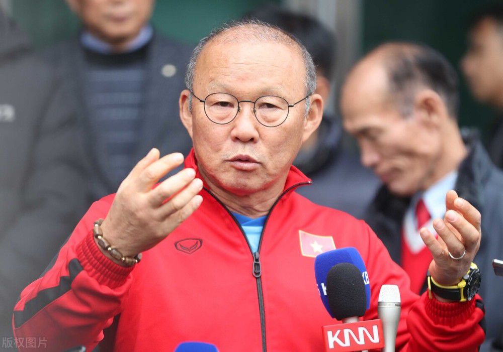 ”记者接着说：“现在已经是圣诞节了，年薪700万欧元的莱奥在本赛季意甲联赛只进了3个球，这是不可接受的，他的进球数和约维奇一样多。